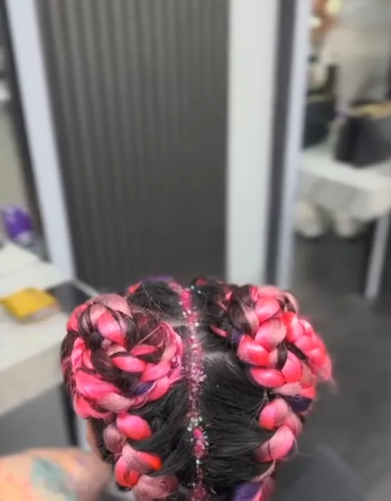 Geflochtene Frisur mit farbigem Haarschmuck