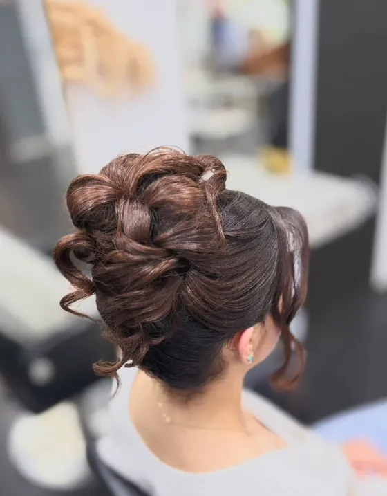 Dunkle Locken zu einer Hochsteckfrisur gearbeitet