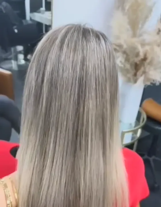 Langes, glatt gearbeitetes Blond