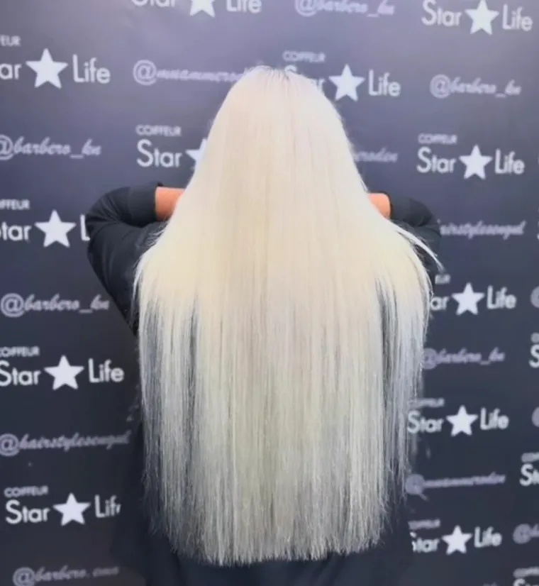 Sehr langes platinblondes Haar nach Blondierung, Coiffeur Star Life Merkstein