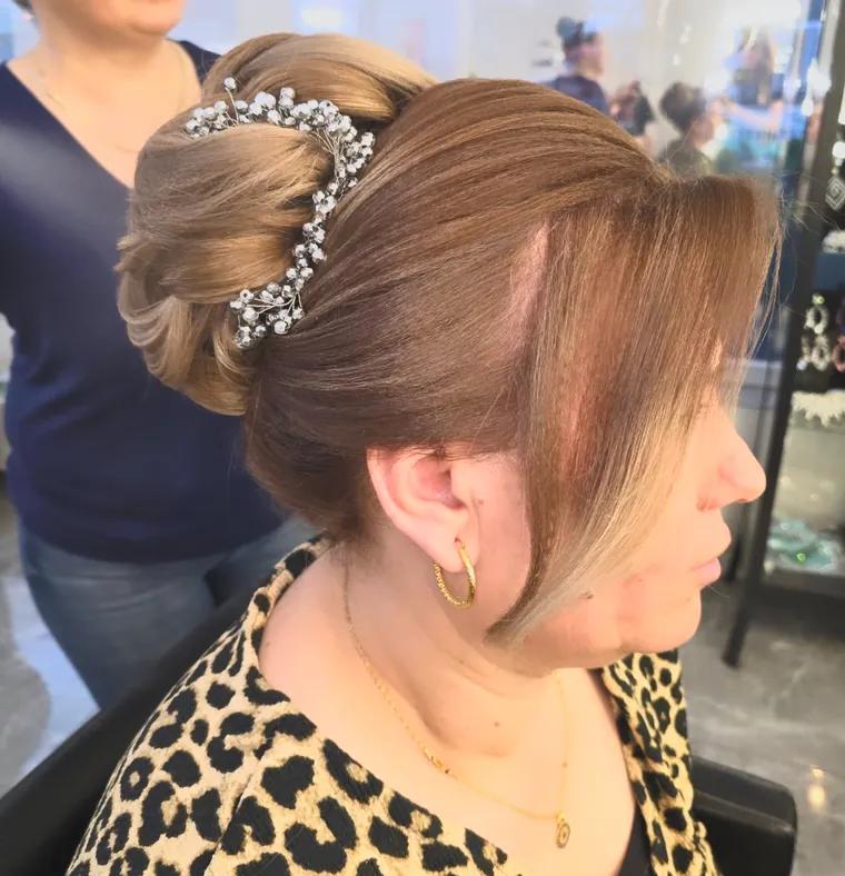 Hochsteckfrisur mit Haarschmuck, Coiffeur Star Life Merkstein