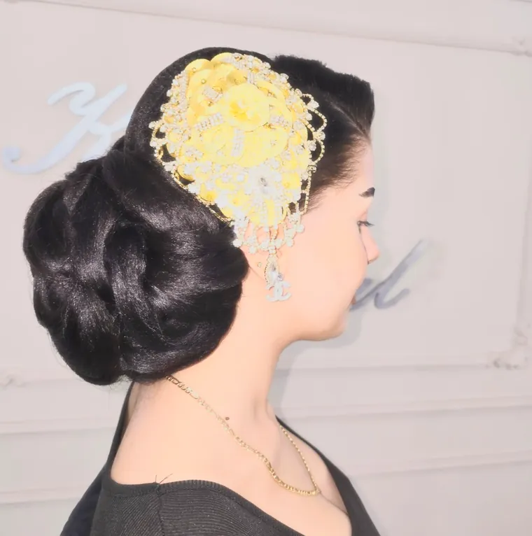 Voluminöse Hochsteckfrisur mit Blütenschmuck, Coiffeur Star Life Merkstein