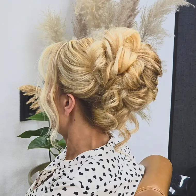 Blonde Hochsteckfrisur mit lockerer Textur, Coiffeur Star Life Merkstein